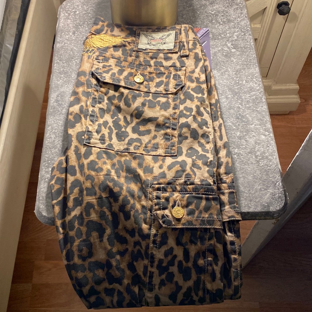 Robins low waist sexy stretch cheetah print cargo pants. Size 31.